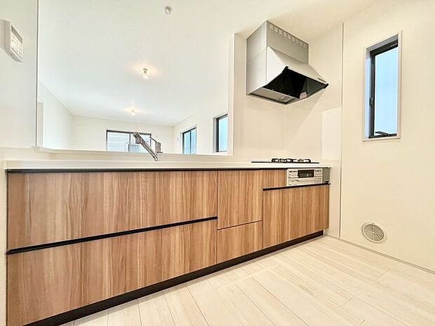 【キッチン】家族の会話が弾む対面キッチン。使いやすい動線で毎日の料理が楽しくなる空間です!