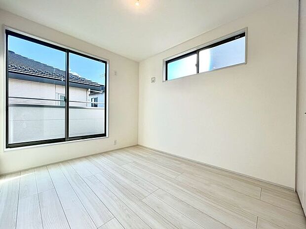 【洋室】明るく広々としたベッドルームは、一日の始まりと終わりを快適に過ごせます!