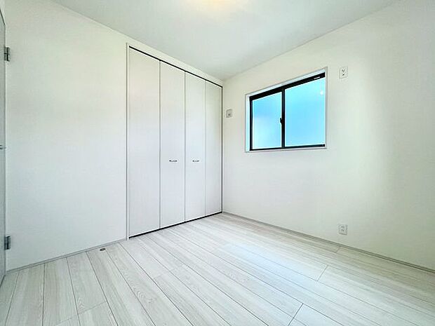 【洋室】収納スペースたっぷりの洋室で、お子様用としてもピッタリのお部屋です!