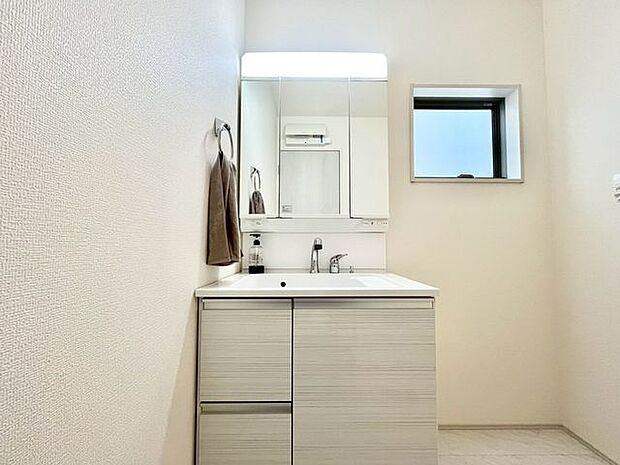 【洗面台】清潔感のある快適空間です。毎日の身支度も気持ち良くお使い頂けます。