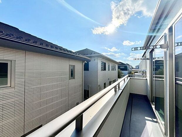 【バルコニー】暖かい陽ざしが差込むバルコニー。晴れた日には洗濯物が良く乾きます!