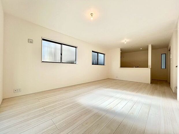 【リビング】家族が自然と集まる心地よいリビング。陽当たり良好で開放的。くつろぎの時間を演出します。