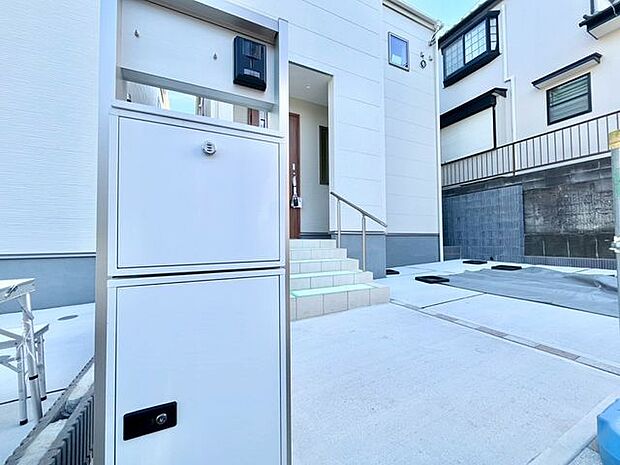 【宅配ボックス】留守中でも宅配便などの荷物が受け取れるため、共働き世帯などに嬉しい設備です!