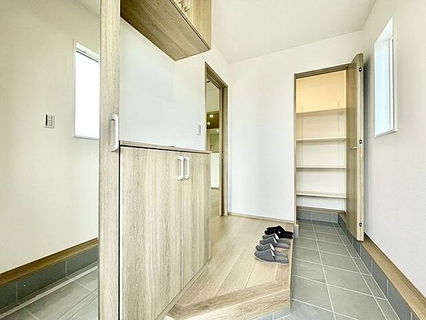 【玄関】明るく開放的な玄関です。収納も豊富なので、靴が多くてもスッキリ収納できます！