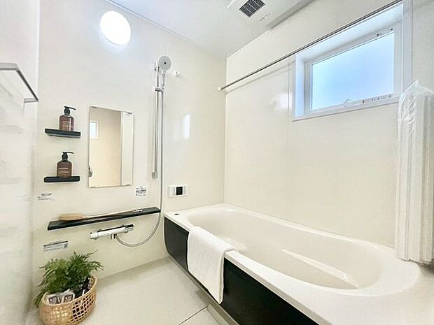 【浴室乾燥機】洗濯物が乾く便利な浴室乾燥機付きで、雨の日も安心です！