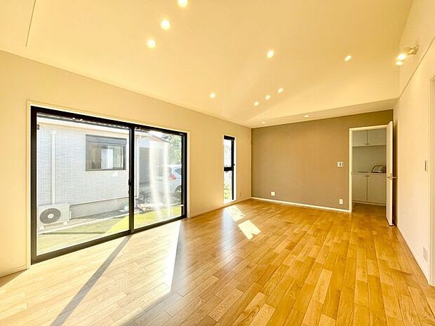 【リビング】家族が自然と集まる心地よいリビング。陽当たり良好で開放的。くつろぎの時間を演出します。