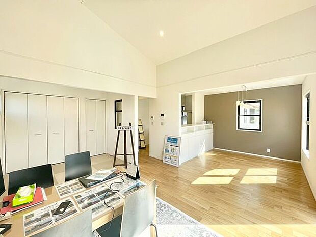 【リビング】家族が自然と集まる心地よいリビング。陽当たり良好で開放的。くつろぎの時間を演出します。