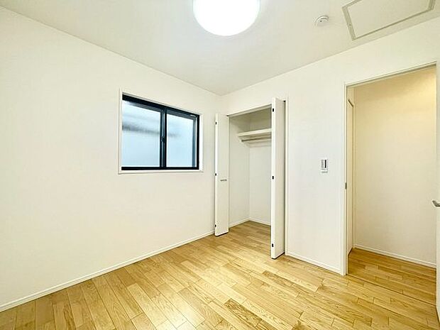 【洋室】明るく広々としたベッドルームは、一日の始まりと終わりを快適に過ごせます!