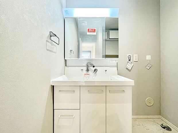 【洗面台】清潔感のある快適空間です。毎日の身支度も気持ち良くお使い頂けます。