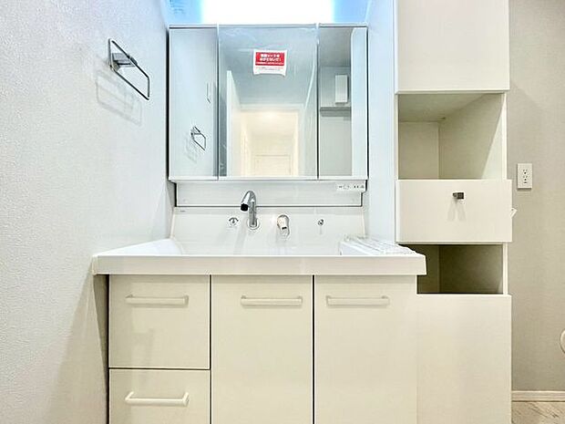 【洗面台】収納たっぷりの洗面台で、朝の支度もスムーズに!