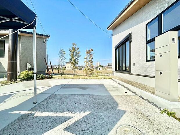 【駐車場】ファミリーカーも悠々駐車できるスペースです。お車好きにはたまらないですね!