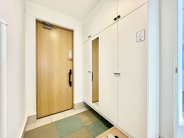 【玄関】明るく開放的な玄関です。収納も豊富なので、靴が多くてもスッキリ収納できます!