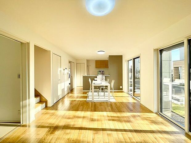 【リビング】明るい陽光が注ぎ、くつろぎの雰囲気に満たされるリビングダイニングです!