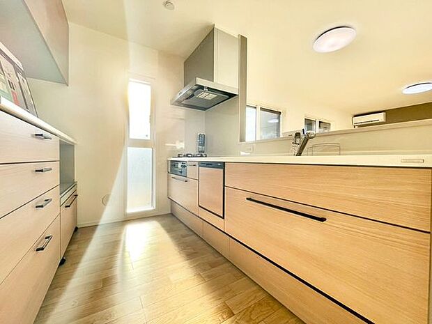 【キッチン】調理がはかどるシステムキッチン。作業スペースも広いのでスムーズに料理ができます!