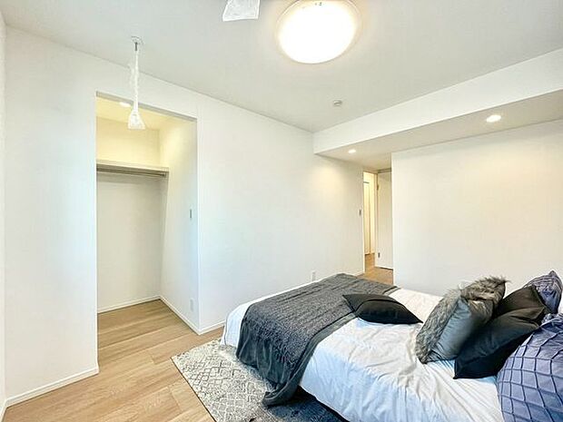 【洋室】明るく広々としたベッドルームは、一日の始まりと終わりを快適に過ごせます!