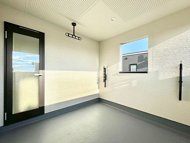 【バルコニー】陽当たり良好なバルコニーで、洗濯も快適&気分も晴れやか♪