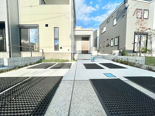 【駐車場】ファミリーカーも悠々駐車できるスペースです。お車好きにはたまらないですね!