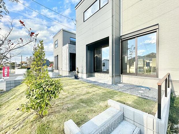 【お庭】家族で遊べる広々としたお庭です。ガーデニングやBBQにも最適です!