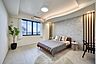 リビング/ダイニング：落ち着いた色合いでまとめられた寝室。アクセントウォールと間接照明が、一日の疲れを癒す上質な空間を演出します。