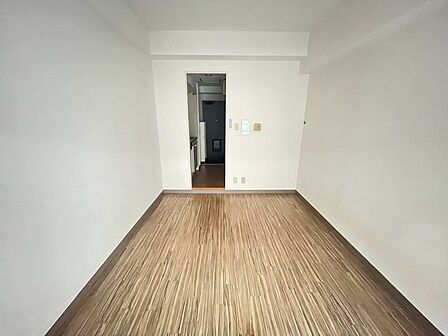 白を基調とした壁と温かみのあるフローリングが広がる室内。お好みの家具を配置して、自分らしい空間を創造できます。