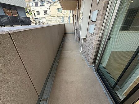 日当たりの良いバルコニーで、洗濯物を干したり、外の空気を楽しんだりできます。住戸から屋外へスムーズにつながる空間です。