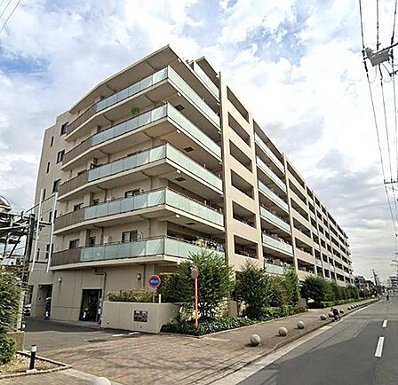 空と調和するモダンな外観のマンション。広々としたバルコニーは、開放感と採光をもたらします。都会の喧騒から一歩離れた、穏やかな住環境で新生活を始めてみませんか。