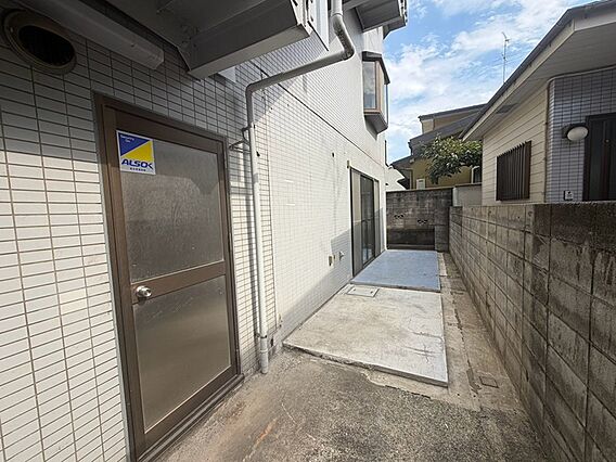 建物の側面には...