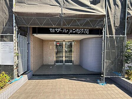 大規模修繕工事中のエントランスは、丁寧な管理体制がうかがえます。完成が楽しみですね。
