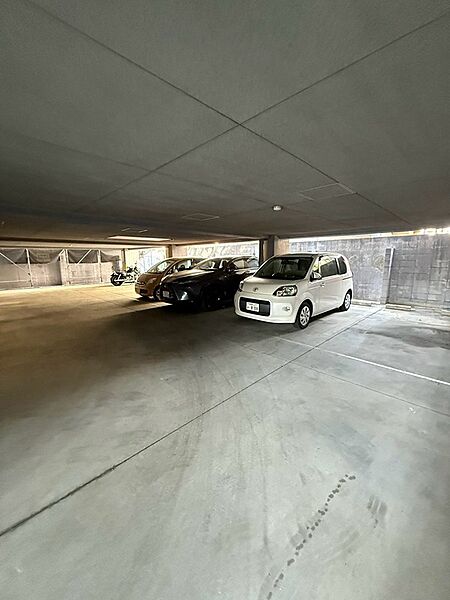 敷地内駐車場を完備。雨風から大切なお車を守れる屋内スペースもご用意しています。お出かけの際も安心です。