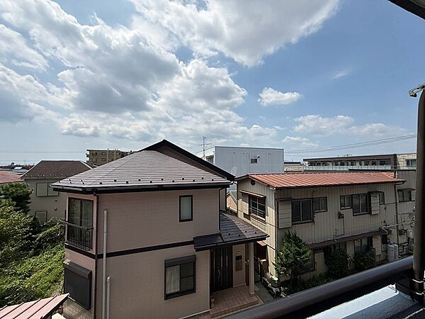バルコニーからは空が広く見渡せます。周辺は閑静な住宅街で、穏やかな日常を送りたい方におすすめの住環境です。