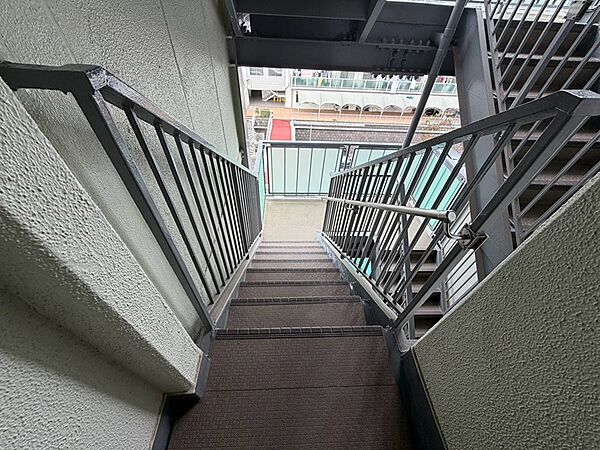 規則正しく配置された手すりが安心感を与えます。日々の昇降をサポートする、落ち着いた雰囲気の階段です。