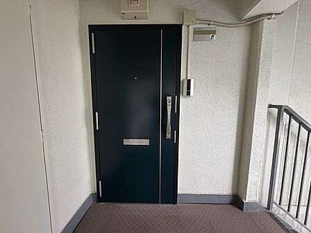 ダークカラーの玄関ドアが落ち着いた印象を与えます。TVモニター付インターホンで来訪者を確認でき、安心感のある暮らしをサポートします。