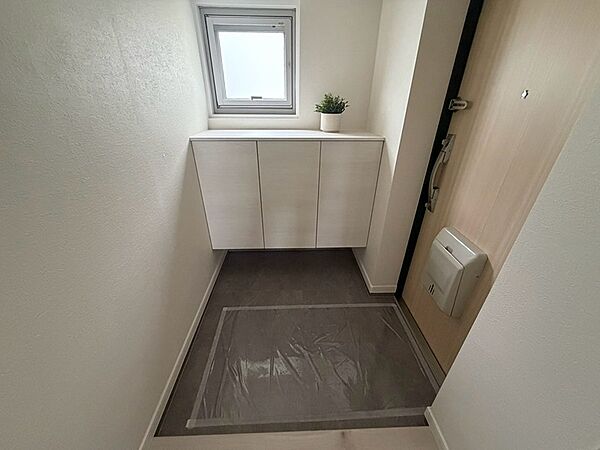 明るい採光と収納を備えた玄関は、居住空間への期待感を高めます。日々の出入りを心地よく彩る空間です。