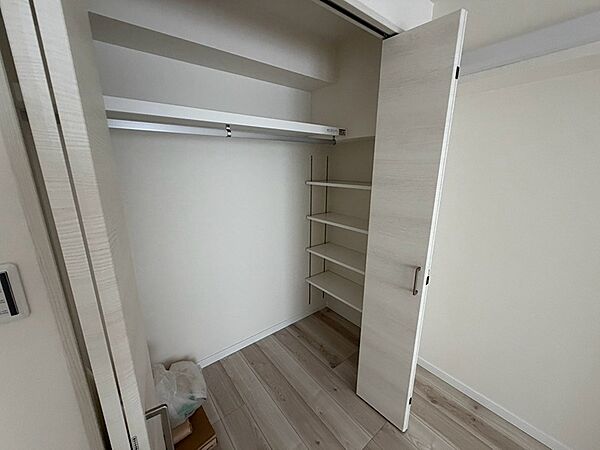 収納力のあるクローゼットで、お部屋をすっきりと保てます。ハンガーパイプと可動棚が備わり、衣類や小物も効率よく収納可能です。
