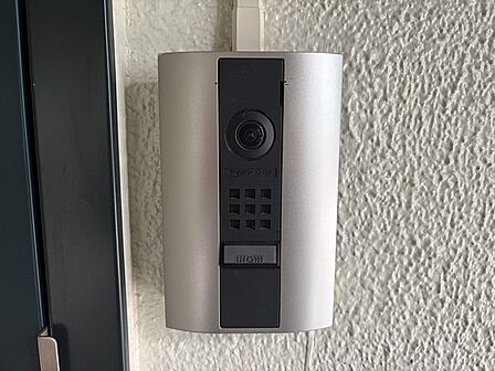 訪問者の顔を確認できるTVモニター付きインターホンは、防犯面で心強い設備です。暮らしの安心感をサポートします。