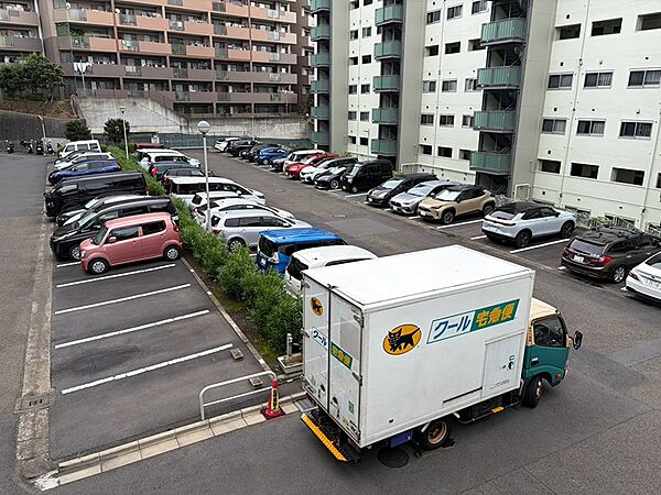 敷地内に駐車場を完備。日常の移動手段として、お車をお持ちの方にも安心の住まいです。