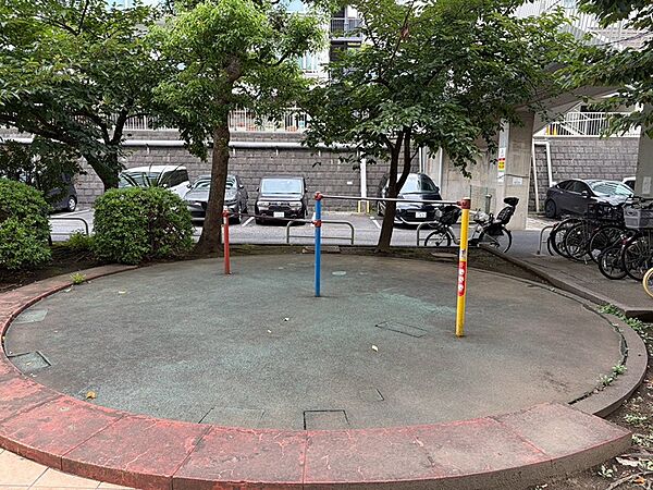 お子様が元気に遊べる公園がすぐそばにあります。緑豊かな環境で、毎日のお散歩にもおすすめです。