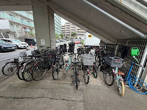 雨風を防げる屋根付きの駐輪場を完備。通勤・通学、お買い物など、自転車での移動を快適にサポートします。