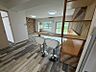 リビング/ダイニング：木目調のアクセントクロスがお部屋を彩るリビング。カウンターテーブルでゆったり過ごしたり、ワークスペースとして活用したり、様々な用途に対応可能です。
