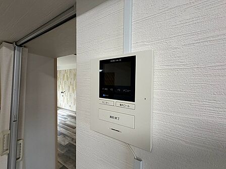 来訪者をモニターで確認できるインターホンを設置。安心感を高める設備で、日々の暮らしをサポートします。