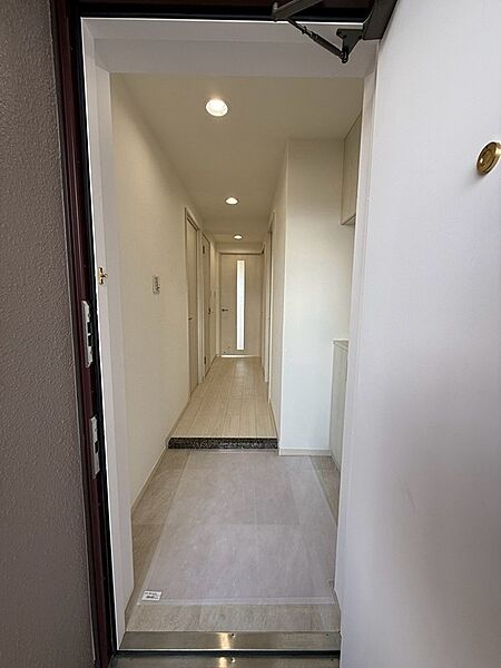 明るいダウンライトが優しく照らす玄関は、住む方を温かく迎え入れます。清潔感のある空間で、新たな生活を始めてみませんか。