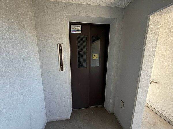 お荷物が多い日や、小さなお子様とご一緒の際も安心。暮らしをサポートするエレベーターを完備しています。
