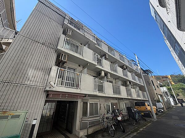 陽の光が降り注ぐ、開放感ある外観。周辺は穏やかな雰囲気で、快適な暮らしをサポートします。