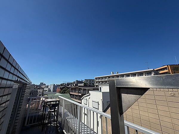 澄み渡る青空が広がる眺望。開放感のある景色で、心安らぐ時間をお過ごしいただけます。