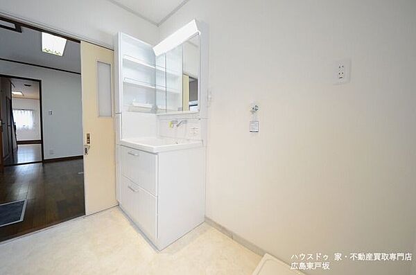 家事動線の良いキッチン横の洗面所