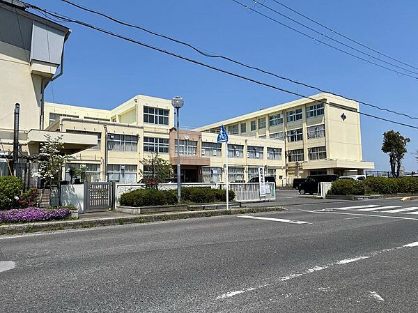 草津市立新堂中学校　　　　徒歩約4分