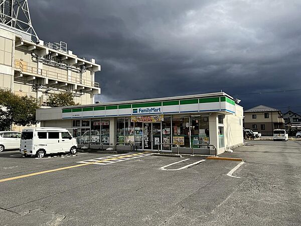 ファミリーマート近江八幡中村町店まで360m