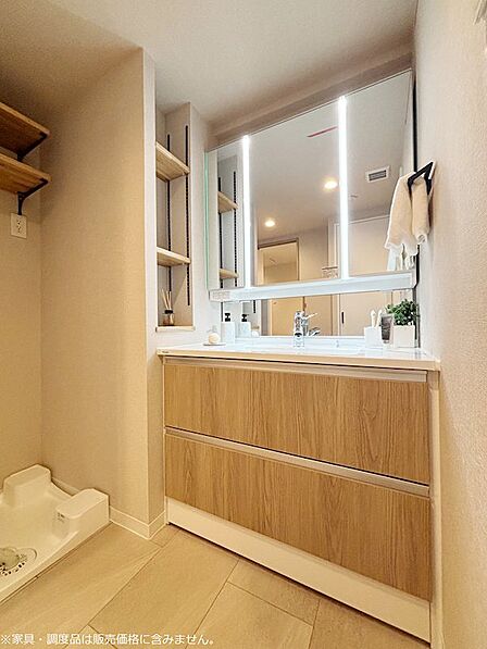 【洗面所】鏡裏と下部に収納を備えており、洗面用品やストックなどを収納してお使いいただけます。