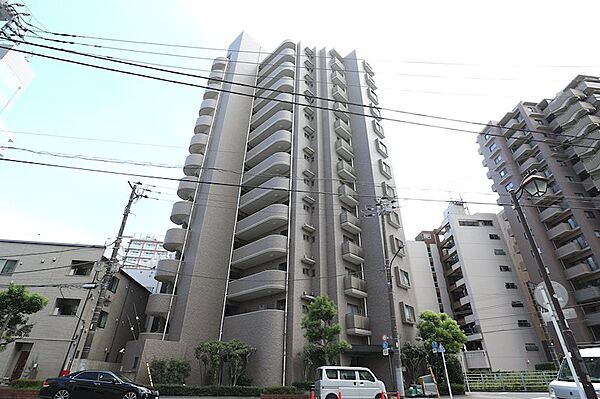 【建物外観】タイル貼りの外壁のシャープな13階建てマンションです。