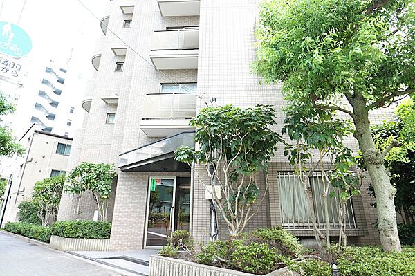 【エントランス】エントランス付近には植栽を配し、住まう方々へ潤いと癒しを与えます。